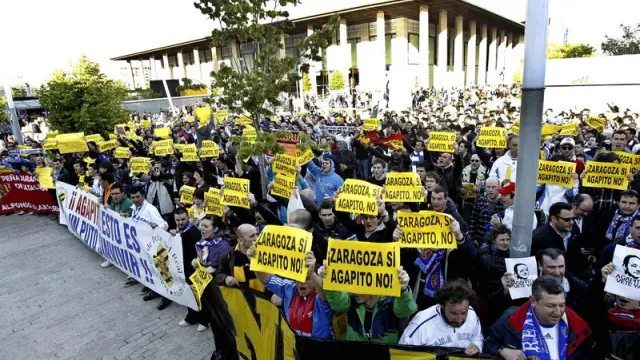 Protesta contra Agapito a las puertas de la Romareda