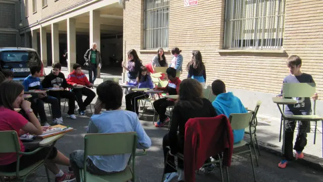 Hoy, alumnos y profesores de Zaragoza han dado clase en la calle contra la LOMCE
