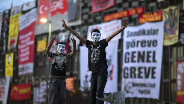 Dos niños con la máscara de 'Guy Fawkes' en la plaza Taksim de Estambul.