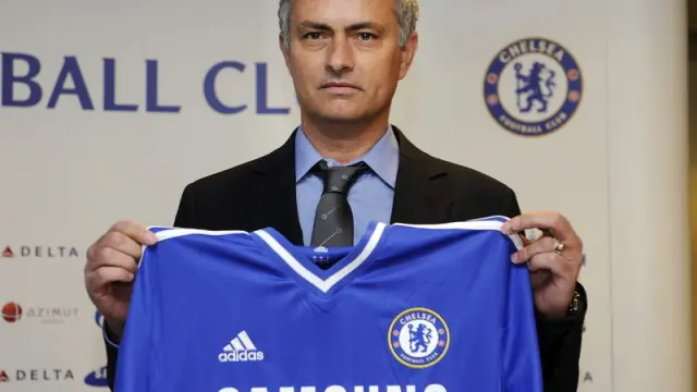 Mourinho, con la camiseta del Chelsea