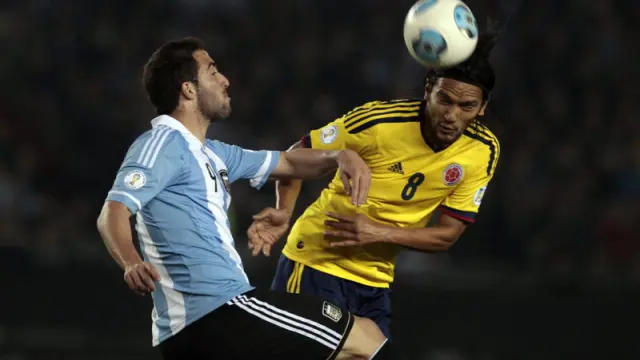 Abel Aguilar despeja ante Higuain en un reciente partido con Argentina