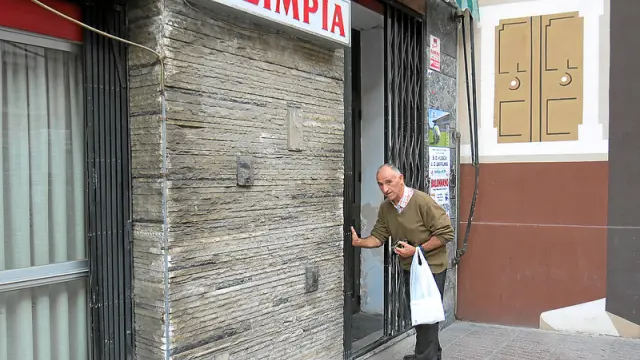 Benito Bibián, echando el cierre al bar Olimpia, de Huesca