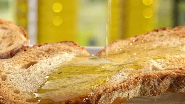 Una rebanada de pan de hogaza con aceite de oliva, típica de la dieta mediterránea.