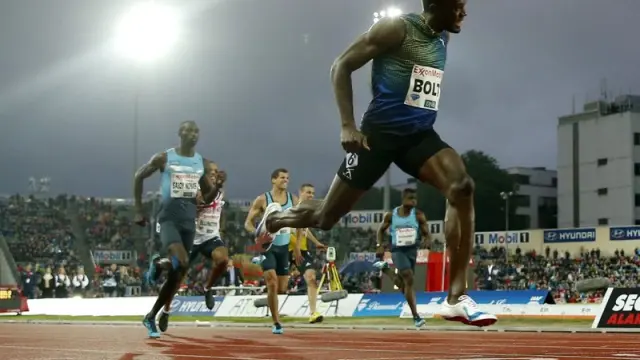 Bolt, liderando la carrera