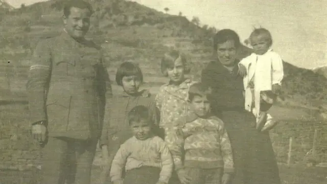 Juan Gisbert y Josefa Mur con cinco de sus hijos