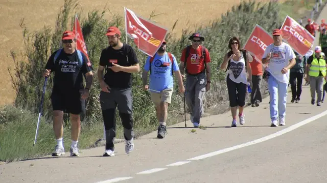 Marcha a pie de los sindicatos entre Huesca y Almudévar