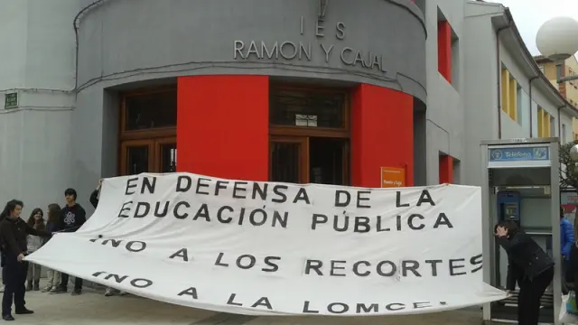 Protesta a finales de abril en el IES Ramón y Cajal de Huesca, cuya directiva ha dimitido este viernes