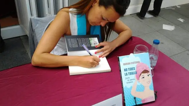 Marian Cisterna, firmando libros