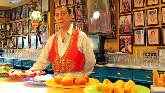 Jorge García, propietario del establecimiento, en la barra del Marpy