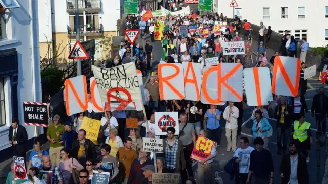 Manifestantes concentrados en Enniskillen