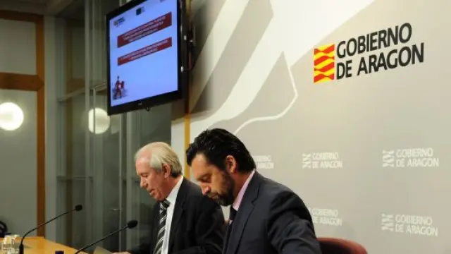 El consejero de Economía y Empleo del Gobierno de Aragón, Francisco Bono, y el director gerente del INAEM, Jorge Escario,