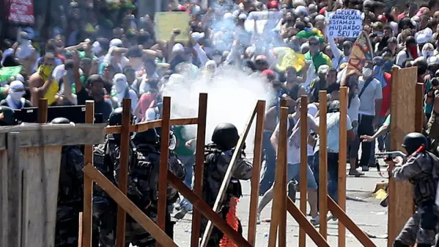 La policía enfrenta a un numeroso grupo de manifestantes