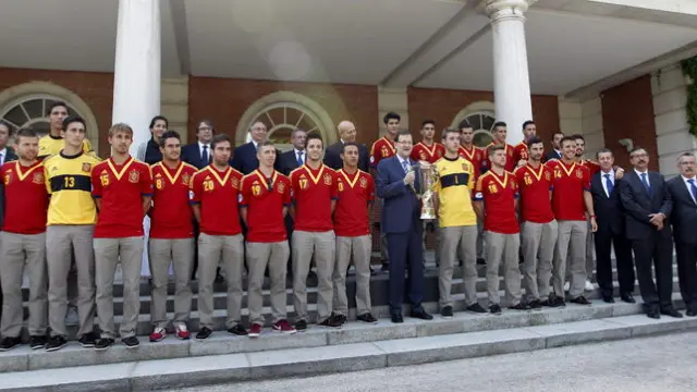 Rajoy posa en las escaleras de la Moncloa con el equipo sub-21