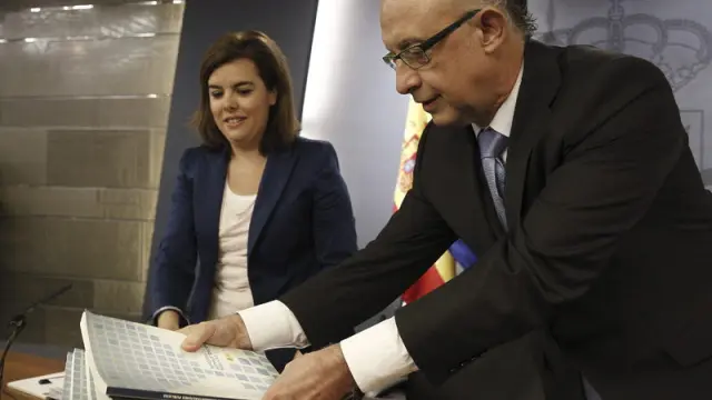 Soraya Sáenz de Santamaría y Cristóbal Montoro, durante la rueda de prensa tras el Consejo de Ministros