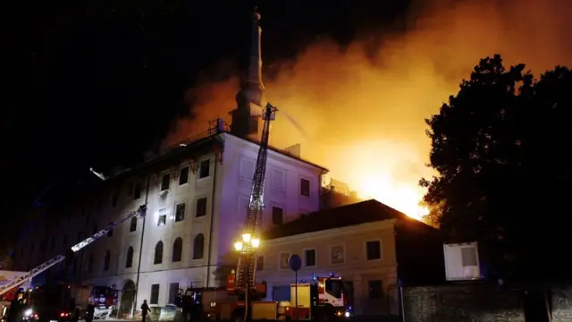 El fuego afectó a la parte superior del edificio