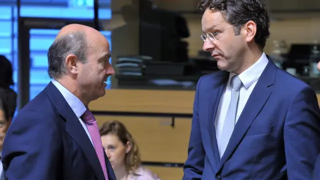 De Guindos conversa con el presidente del Eurogrupo, el ministro de finanzas holandés Jeroen Dijsselbloem