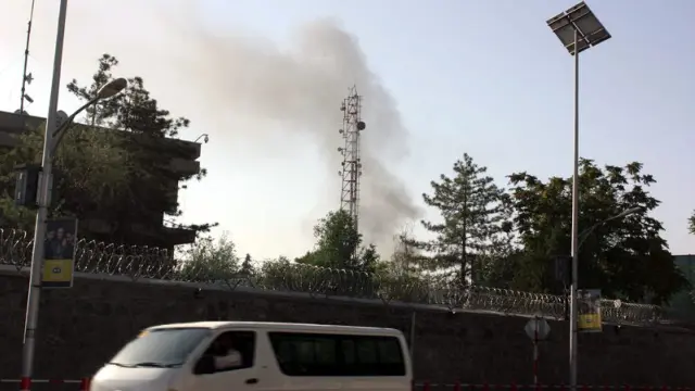 Una columna de humo sale del lugar en donde militantes talibanes se enfrentan a agentes de seguridad afganos