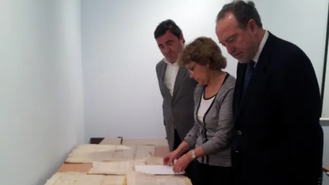 El director de Patrimonio Cultural junto al alcalde de Cantavieja y la directora del Archivo