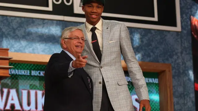 Giannis Adetocunbo posa con David Stern