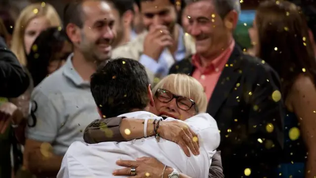 Juan Manuel, ganador de Masterchef, abrazado por su compañera Maribel