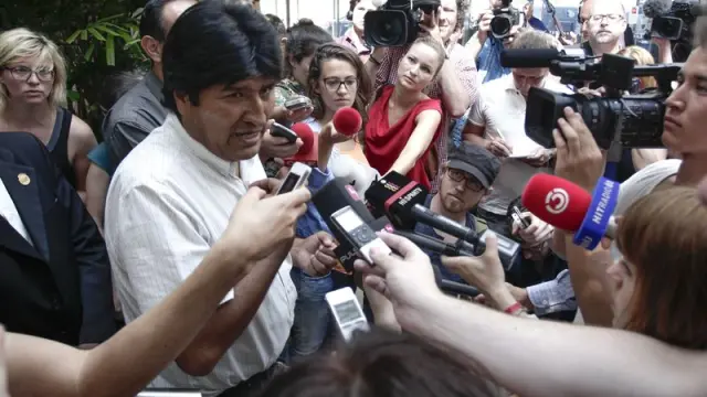 Evo Morales durante su estancia en el aeropuerto de Viena