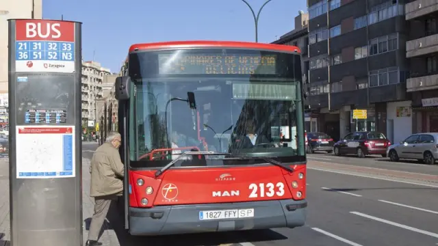 Imagen de archivo de un autobús en Zaragoza