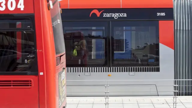 Un autobús y un tranvía en Zaragoza