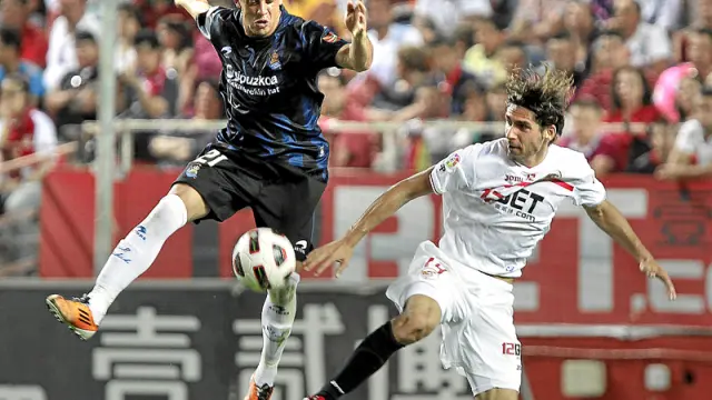Diego Ifrán salta a por un balón en un encuentro ante el Sevilla.