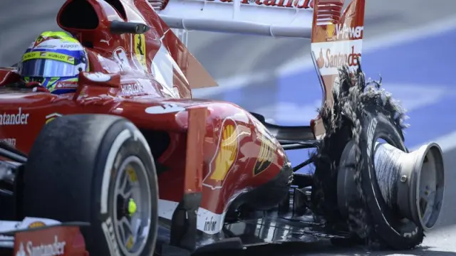 El Ferrari de Massa fue uno de los afectados por los reventones.