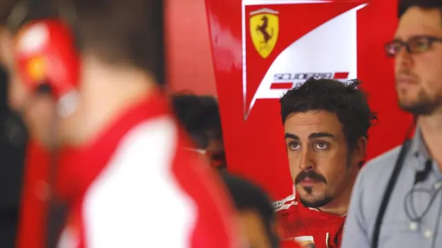 Alonso observa los entrenamientos