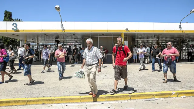 Trabajadores de General Motors España, ayer en el cambio de turno en la fábrica de Figueruelas.