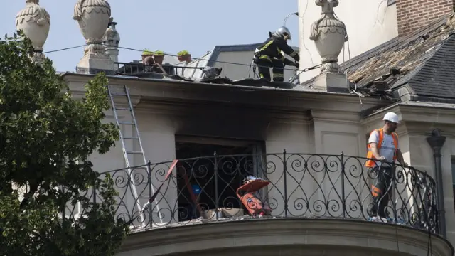 Arde un palacete en París