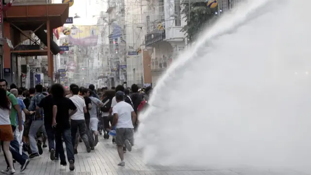 La Policía usó agua a presión contra los manifestantes