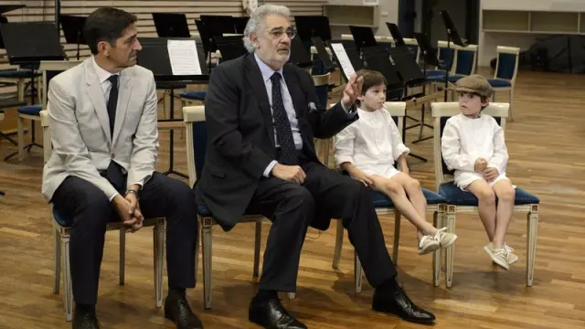Plácido Domingo, acompañado por el doctor Carlos González y sus nietos Plácido y Álvaro