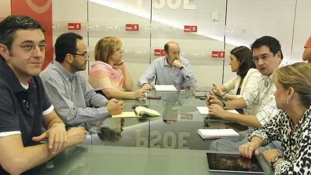 Rubalcaba ha mantenido una reunión de urgencia este domingo en la sede del PSOE