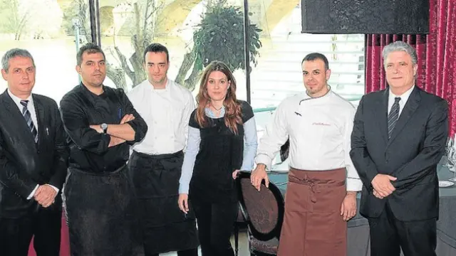 Todo el equipo que atiende las instalaciones del restaurante Náutico de Zaragoza.