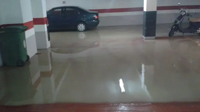 El agua llegó hasta el garaje del edificio.