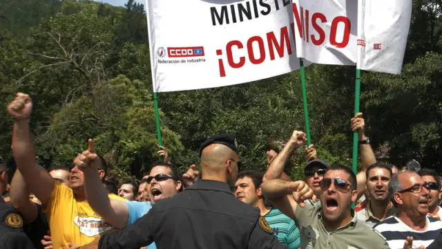 Unos 200 mineros han increpado a la comitiva real a su llegada al Parador Nacional de Corias