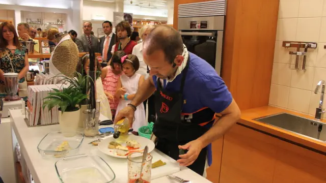 El concursante aragonés de Masterchef en el 'show cooking' de El Corte Inglés de Zaragoza
