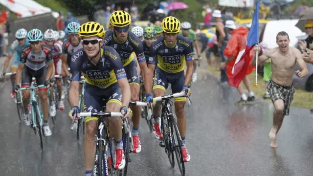 Contador junto a otros dos miembros de su equipo