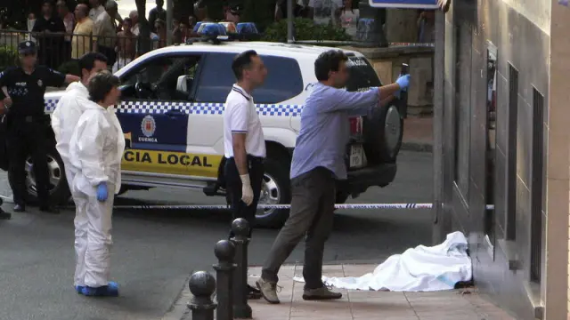 La Policía Nacional y Local junto al cadáver del hombre que recibió varios disparos en una calle de Cuenca