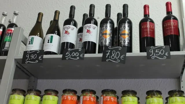 Vinos de las bodegas aragonesas en una tienda de Zaragoza