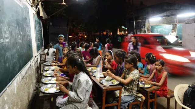 Niñas de un colegio indio, durante la comida del mediodía