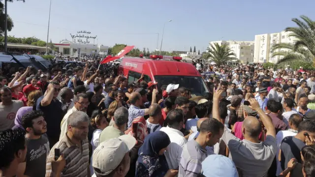 Tunecinos protestan junto a la ambulancia que transporta el cuerpo de Mohamed Brahmi