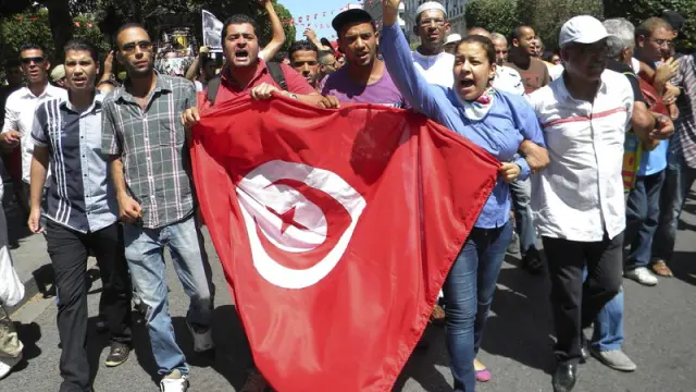 Un grupo de tunecinos se reúne en protesta contra el asesinato de Mohamed Brahmi