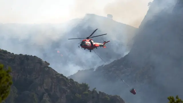 Un helicóptero trabaja en las labores de extinción del incendio de Andratx