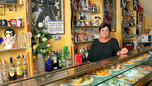 Rosa Miranda, en la barra de Casa Germán, con muchos motivos que recuerdan a Elvis