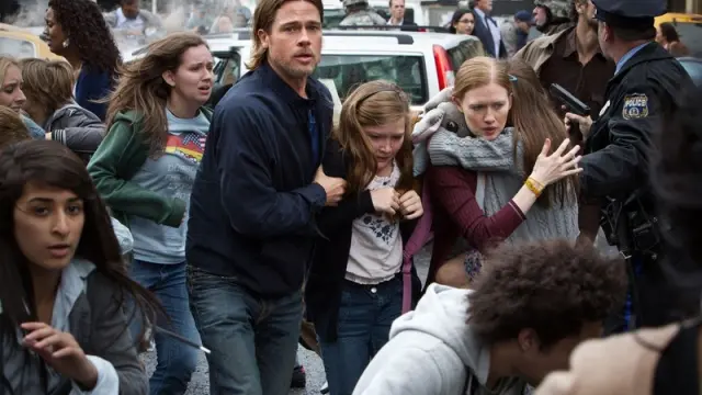 Los zombies atacan a los seres humanos, incluidos Bradd Pitt y su familia