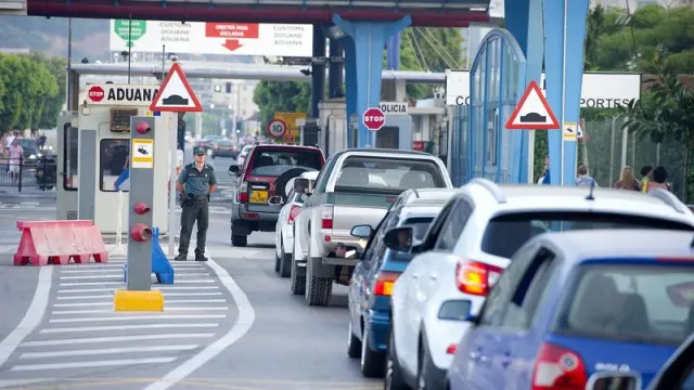 Vehículos en la frontera de Gibraltar, este lunes
