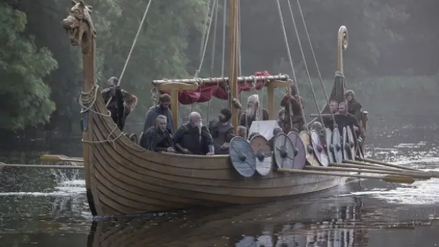 Los guerreros vikingos a bordo de un drakkar